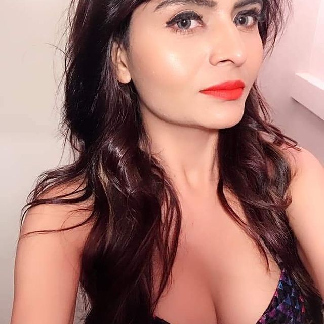 Gehana Vasisth goes nude on Instagram Live